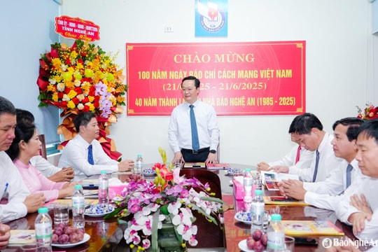 Bí thư Tỉnh ủy Nguyễn Đức Trung thăm, chúc mừng Hội Nhà báo tỉnh, Văn phòng đại diện Báo Nhân dân tại Nghệ An