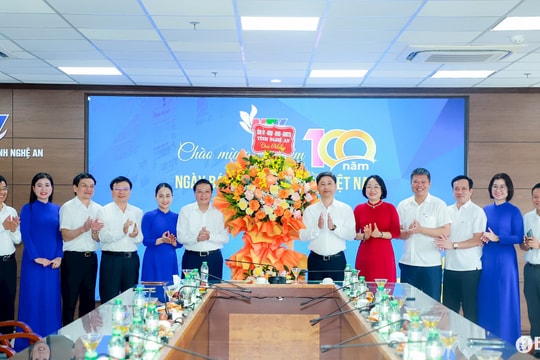 Chủ tịch UBND tỉnh Nghệ An chúc mừng Đài PT-TH Nghệ An, Cơ quan Thông tấn xã Việt Nam nhân kỷ niệm 100 năm Ngày Báo chí cách mạng Việt Nam