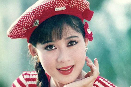 'Nữ hoàng ảnh lịch' có cát-sê hơn 10 cây vàng, từng bị nhầm là vợ Lý Hùng