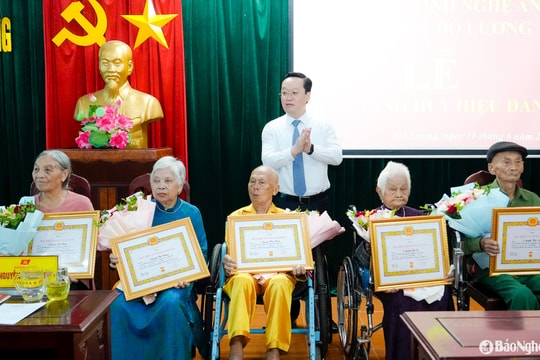 Bí thư Tỉnh ủy Nguyễn Đức Trung trao Huy hiệu Đảng cho 5 đảng viên lão thành tại huyện Đô Lương