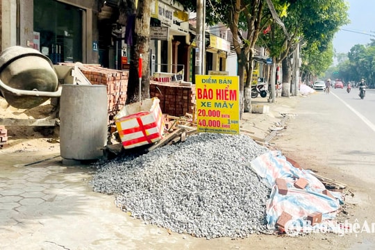 Nhan nhản tình trạng vật liệu xây dựng chiếm dụng vỉa hè ở TP Vinh
