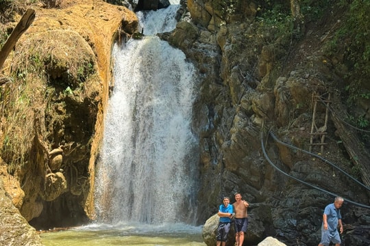 Discover the untouched beauty of a 3-tiered waterfall in Ky Son