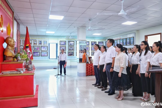 Báo Nghệ An dâng hương tưởng niệm Chủ tịch Hồ Chí Minh nhân Kỷ niệm 100 năm ngày Báo chí Cách mạng Việt Nam