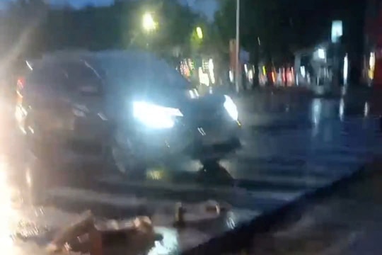 Mưa lớn gây sụt lún đoạn đường đang thi công dang dở ở TP Vinh