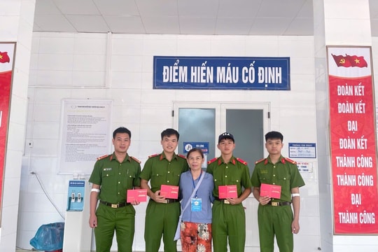 4 chiến sĩ trẻ Phòng Cảnh sát phòng cháy, chữa cháy hiến máu cho bệnh nhân cấp cứu