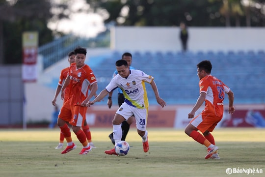SHB Đà Nẵng ngược dòng đánh bại SLNA nhưng vẫn phải đá play-off
