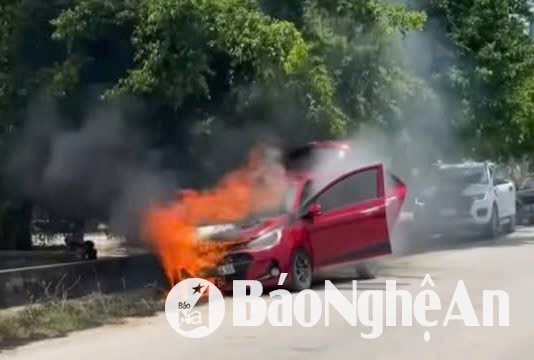 Ô tô bất ngờ bốc cháy khi đang đậu bên lề đường