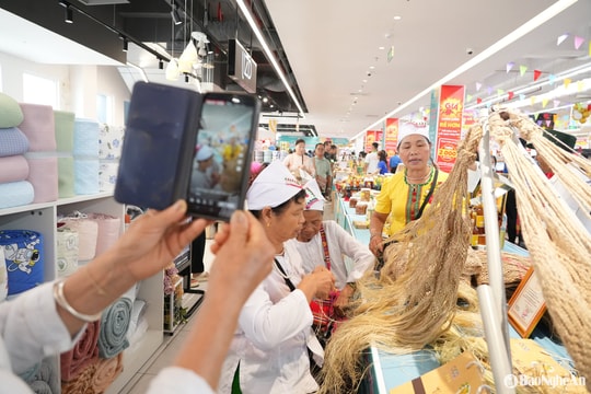 Từ tước gai, đan võng đến livestream bán hàng, bước chuyển của OCOP Nghệ An