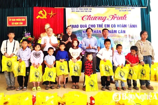 Trao 200 suất quà cho trẻ em có hoàn cảnh đặc biệt khó khăn tại huyện Kỳ Sơn