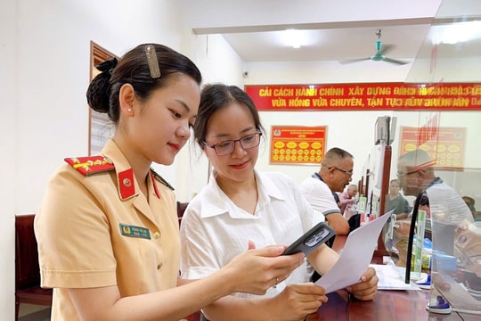 Người dân Nghệ An dùng VNeID để sang tên xe