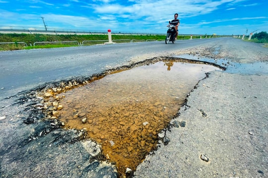 Đường gom cao tốc Diễn Châu - Bãi Vọt xuống cấp nghiêm trọng