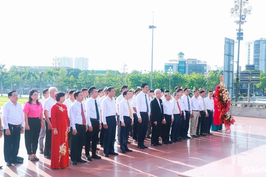 Đoàn đại biểu Đại hội Thi đua yêu nước trong đồng bào Công giáo Nghệ An dâng hoa, báo công lên Chủ tịch Hồ Chí Minh