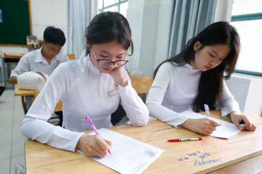 15 thí sinh vi phạm quy chế, 10 em bị đình chỉ thi trong buổi thi môn Ngữ văn sáng nay 26/6