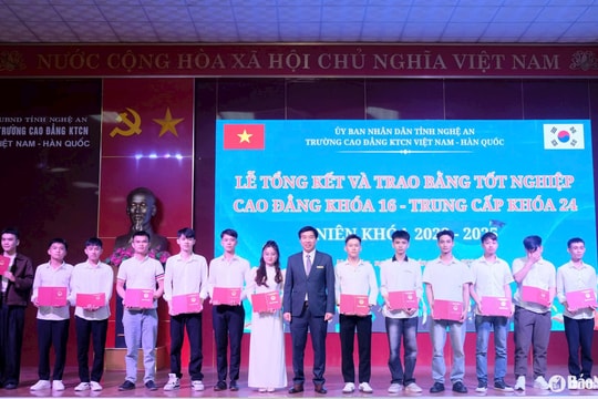 Trường Cao đẳng KTCN Việt Nam - Hàn Quốc trao Bằng tốt nghiệp cho 722 học sinh, sinh viên