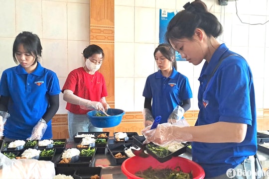 Chuyện suất cơm nghĩa tình ấm lòng sĩ tử vùng cao