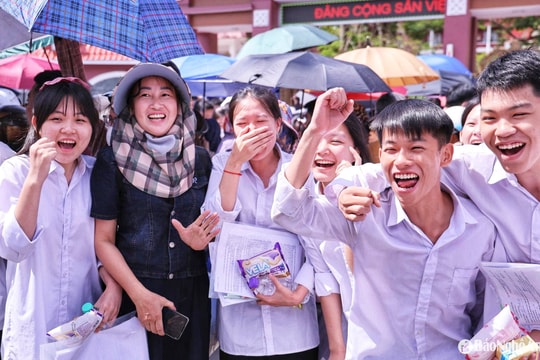 Thí sinh 2K7 ơi, sẽ có thành công và tiếc nuối, nhưng đừng buồn vì các em đã có một mùa thi thật nhiều cảm xúc!