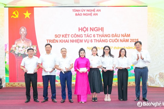 Báo Nghệ An sơ kết công tác 6 tháng đầu năm 2025 và trao Huy hiệu 30 năm tuổi Đảng cho đảng viên