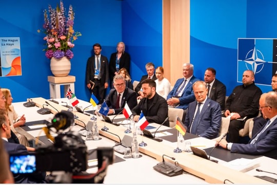 Phương Tây gọi sự hiện diện của ông Zelensky tại NATO là ‘thêm thắt’