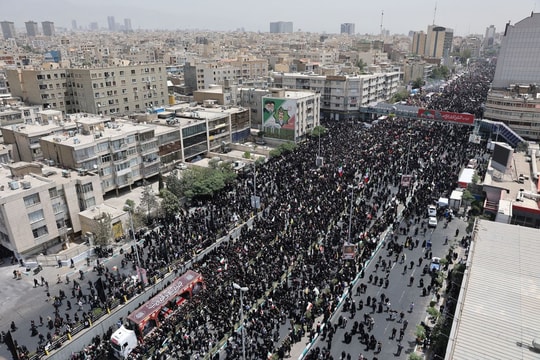 Iran tổ chức quốc tang cho các chỉ huy quân sự và nhà khoa học, Mỹ - Iran tiếp tục 'khẩu chiến' nảy lửa