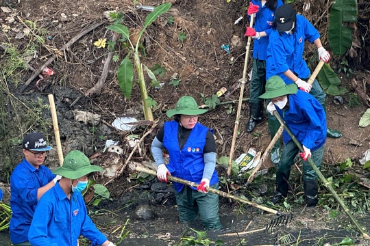 Hơn 200 đoàn viên, thanh niên dầm mình dưới dòng nước đen ngòm để khơi thông dòng chảy