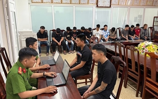 Triệu tập nhóm vị thành niên diễu phố múa kiếm, quay TikTok