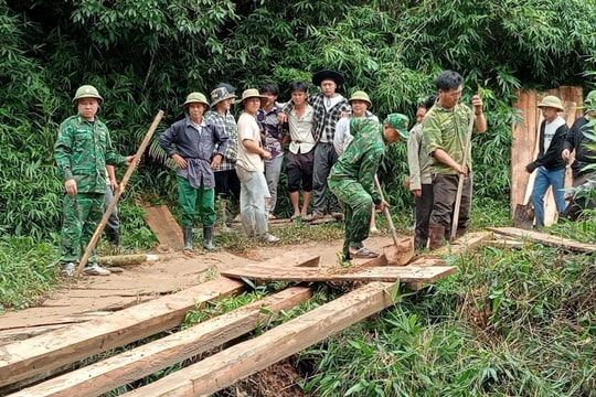 Tổ công tác biên phòng ở Nghệ An hỗ trợ người dân bản Mông làm cầu dân sinh qua khe, suối bị lũ cuốn trôi