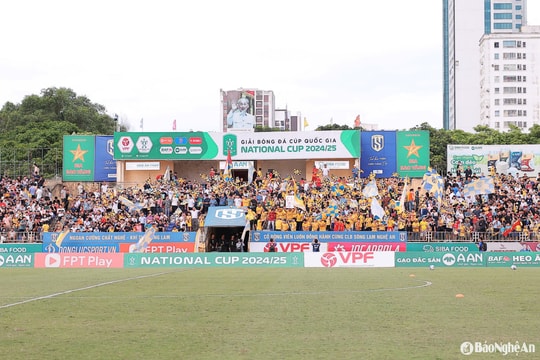 Cổ động viên xếp hàng dài vào sân Vinh cổ vũ trận chung kết Cúp Quốc gia 2025