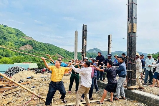 Người dân Kỳ Sơn thở phào khi nhận nhà mới trước mùa bão, không còn cảnh 'đêm không dám ngủ vì sợ lũ quét'