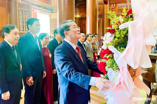 Phó Chủ tịch Quốc hội Nguyễn Đức Hải dâng hương tưởng niệm Chủ tịch Hồ Chí Minh