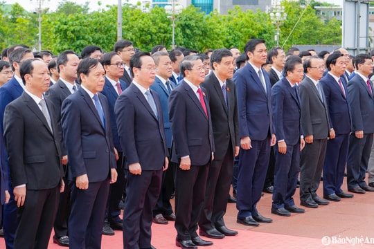 Đoàn đại biểu Trung ương và tỉnh Nghệ An dâng hoa tưởng niệm Chủ tịch Hồ Chí Minh