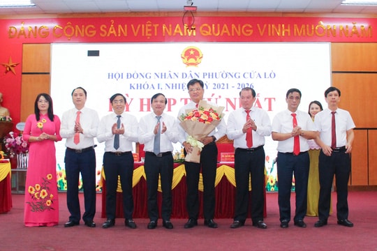 HĐND phường Cửa Lò công bố các quyết định về công tác cán bộ