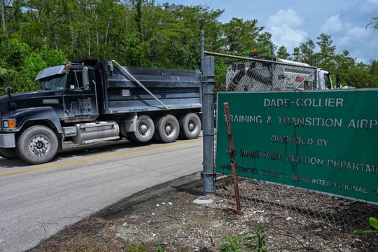 'Cảnh sát cá sấu': Ông Trump khai trương 'nhà tù không lối thoát' cho người di cư ở Florida