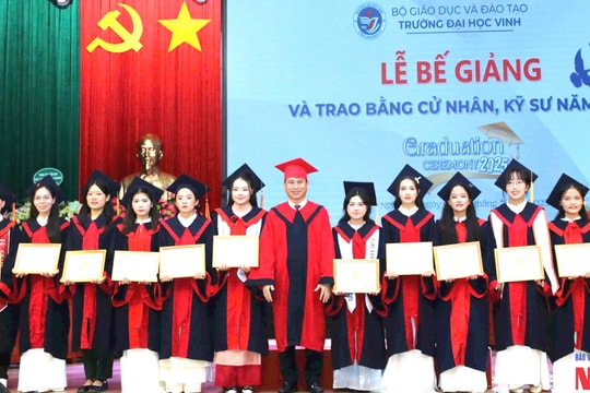 Trường Đại học Vinh trao bằng tốt nghiệp cho gần 2.800 sinh viên và khen thưởng 13 thủ khoa xuất sắc