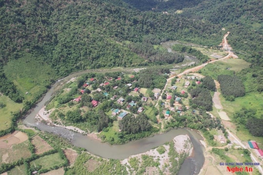 Băng rừng, đội mưa xây 73 ngôi nhà cho người Đan Lai trước ngày 15/8