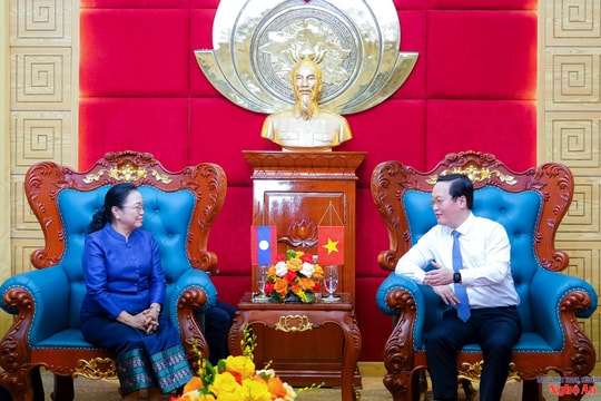 Bí thư Tỉnh ủy Nghệ An Nguyễn Đức Trung tiếp Đại sứ Đặc mệnh Toàn quyền nước Cộng hoà DCND Lào tại Việt Nam