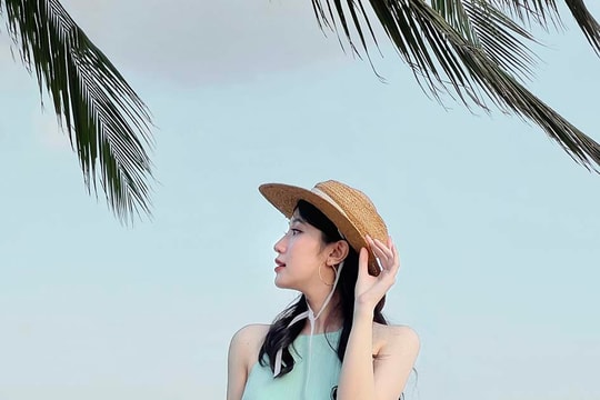 Du lịch biển tháng 7: 6 món đồ chị em nhất định phải mang để vừa đẹp vừa sang