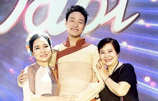 Hé lộ về gia đình có bà là NSND, mẹ là NSƯT và con quán quân Vietnam Idol