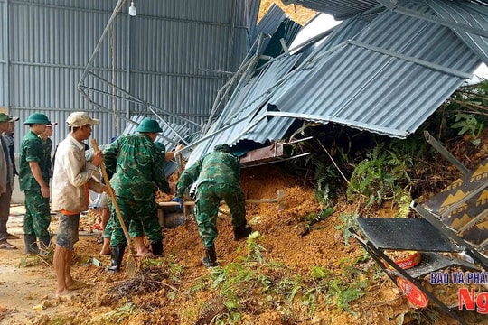 Bộ đội Biên phòng Nghệ An hỗ trợ người dân khắc phục hậu quả sạt lở do mưa lớn