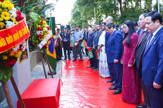 Thủ tướng Phạm Minh Chính dâng hoa tưởng niệm Chủ tịch Hồ Chí Minh tại Rio de Janeiro, Brazil