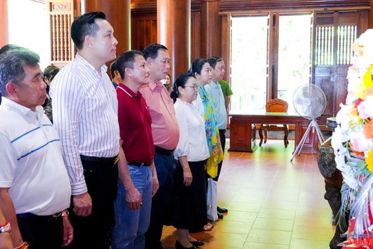 Đại sứ Đặc mệnh Toàn quyền nước CHDCND Lào tại Việt Nam dâng hương tưởng niệm Chủ tịch Hồ Chí Minh