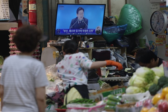 Hàn Quốc 'phát tiền' cho toàn dân, mỗi người nhận tới 400.000 won để vực dậy kinh tế