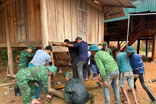 Bộ đội Biên phòng hỗ trợ người dân khắc phục hậu quả do mưa lớn ở Na Loi