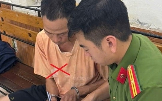 Tạm giữ ông bố xích chân, trói tay, dùng xe máy kéo con trên đường