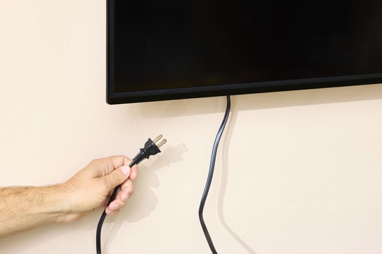 Có nên rút phích cắm TV khi không sử dụng?