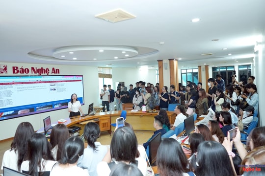 Gần 120 sinh viên báo chí tham quan, tìm hiểu tại Báo và phát thanh, truyền hình Nghệ An