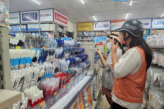 Giá quần áo đồng phục, sách giáo khoa giữ ổn định, phụ huynh Nghệ An chủ động mua sắm sớm