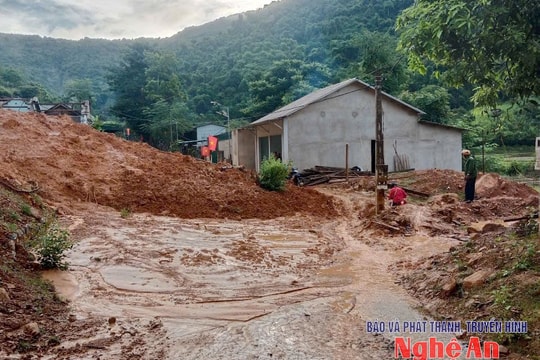 Mưa lớn gây sạt lở, đứt gãy giao thông ở xã Chiêu Lưu