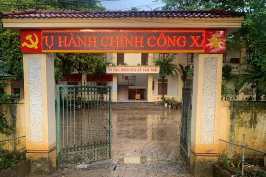 Mưa lớn thâu đêm, nước dâng cao, cán bộ xã biên giới ở Nghệ An trắng đêm canh giữ máy móc chống ngập trung tâm phục vụ hành chính công