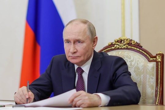 Tổng thống Nga Putin ký luật cho phép người nước ngoài nhập ngũ