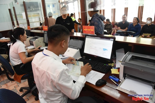 Infographic: Điều kiện, tiêu chuẩn để cán bộ không chuyên trách cấp xã được tiếp nhận vào làm công chức nhà nước sau sáp nhập tỉnh